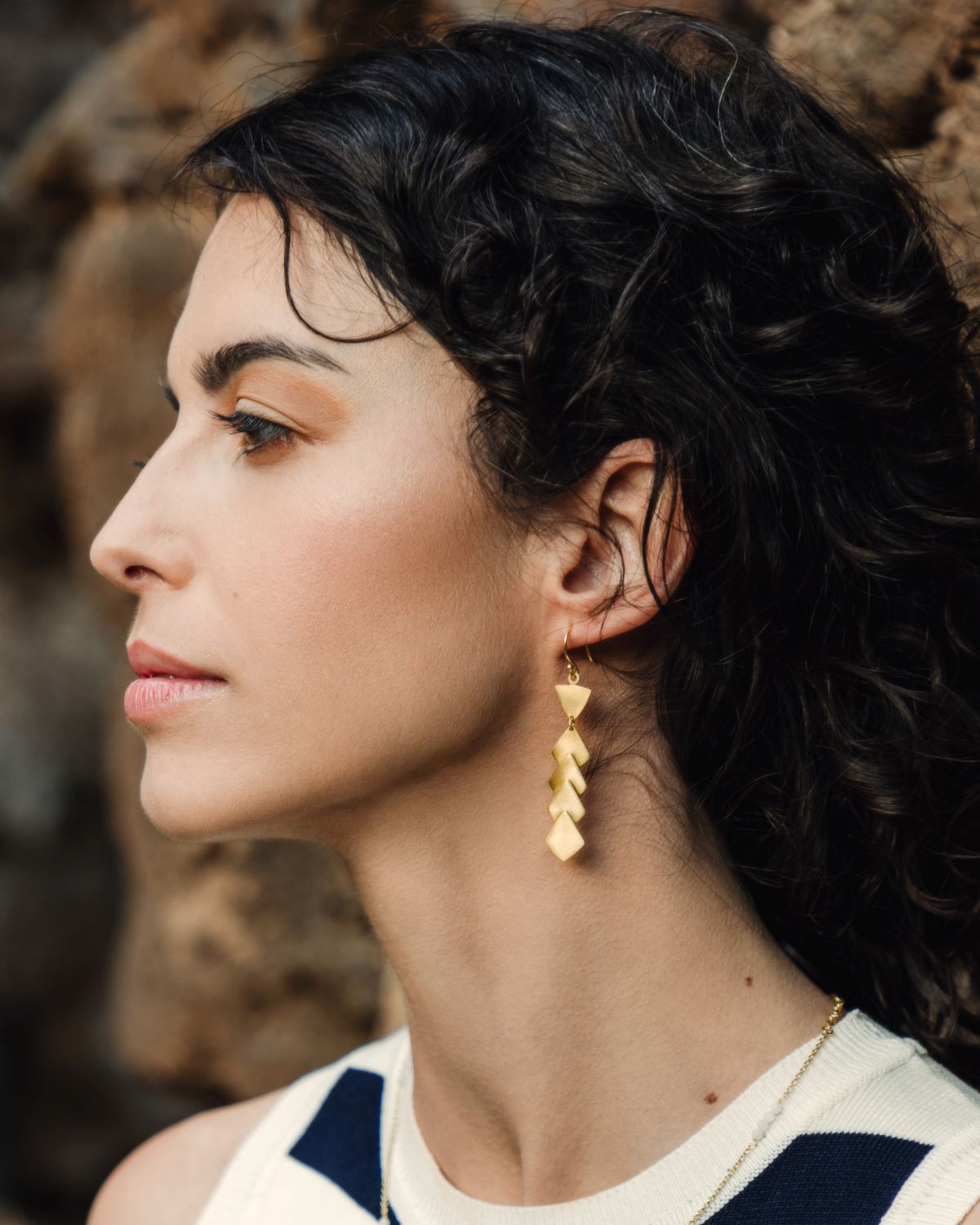 Plano medio de pendientes Mel bañados en Oro de 18K - Joyería artesanal