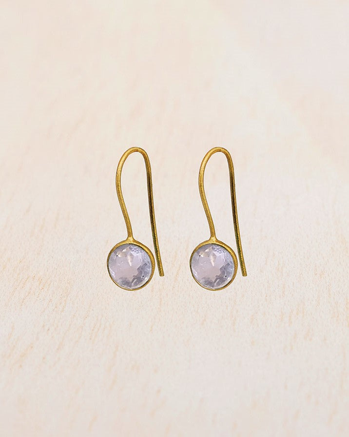 Primer plano de los pendientes con piedra semipreciosa Cuarzo Rosa entallada en forma redonda de Isla Vurma