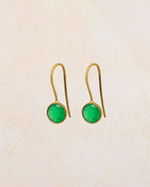 Primer plano de los pendientes con piedra semipreciosa Ónix Verde entallada en forma redonda