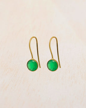 Primer plano de los pendientes con piedra semipreciosa Ónix Verde entallada en forma redonda