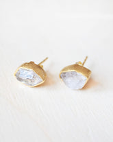 Primer plano de los pendientes bañados en oro de 18 quilates con piedra semipreciosa en Cuarzo Herkimer y cierre de botón de Isla Vurma