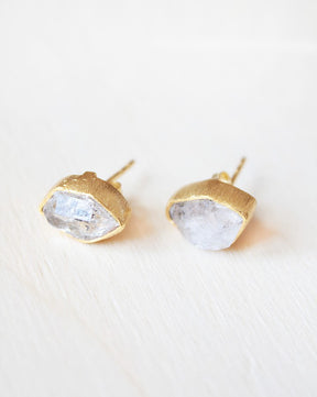 Primer plano de los pendientes bañados en oro de 18 quilates con piedra semipreciosa en Cuarzo Herkimer y cierre de botón de Isla Vurma