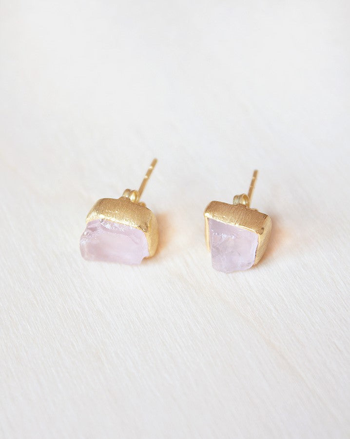 Primer plano de los pendientes en Cuarzo Rosa sobre fondo blanco de Isla Vurma