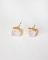 Primer plano de los pendientes en Cuarzo Rosa sobre fondo blanco de Isla Vurma