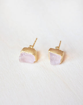 Primer plano de los pendientes en Cuarzo Rosa sobre fondo blanco de Isla Vurma