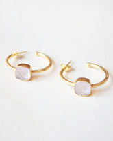 Primer plano de los pendientes añado en oro de 18k con piedra semipreciosa cuadrada en Cuarzo Rosa de Isla Vurma