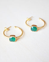 Primer plano de los pendientes bañados en Oro de 18 quilates con piedra semipreciosa en forma cuadrada en Ónix Verde de Isla Vurma