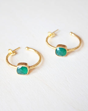 Primer plano de los pendientes bañados en Oro de 18 quilates con piedra semipreciosa en forma cuadrada en Ónix Verde de Isla Vurma