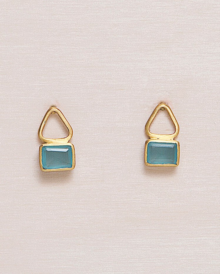 Pendientes en forma geométrica cuadrada y triangular bañados en oro de 18 quilates con piedra semipreciosa incrustada en Aqua de Isla Vurma