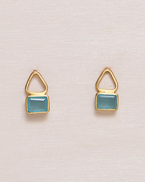 Pendientes en forma geométrica cuadrada y triangular bañados en oro de 18 quilates con piedra semipreciosa incrustada en Aqua de Isla Vurma