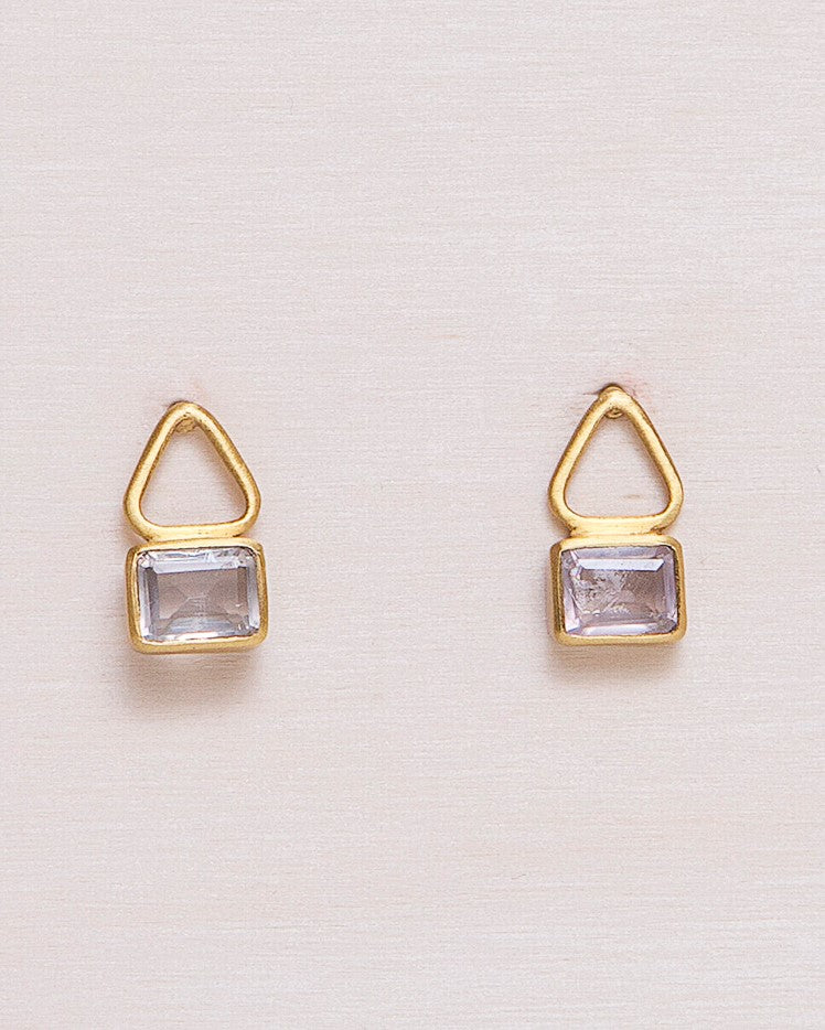 Pendientes en forma geométrica cuadrada y triangular bañados en oro de 18 quilates con piedra semipreciosa incrustada en Cuarzo Rosa de Isla Vurma
