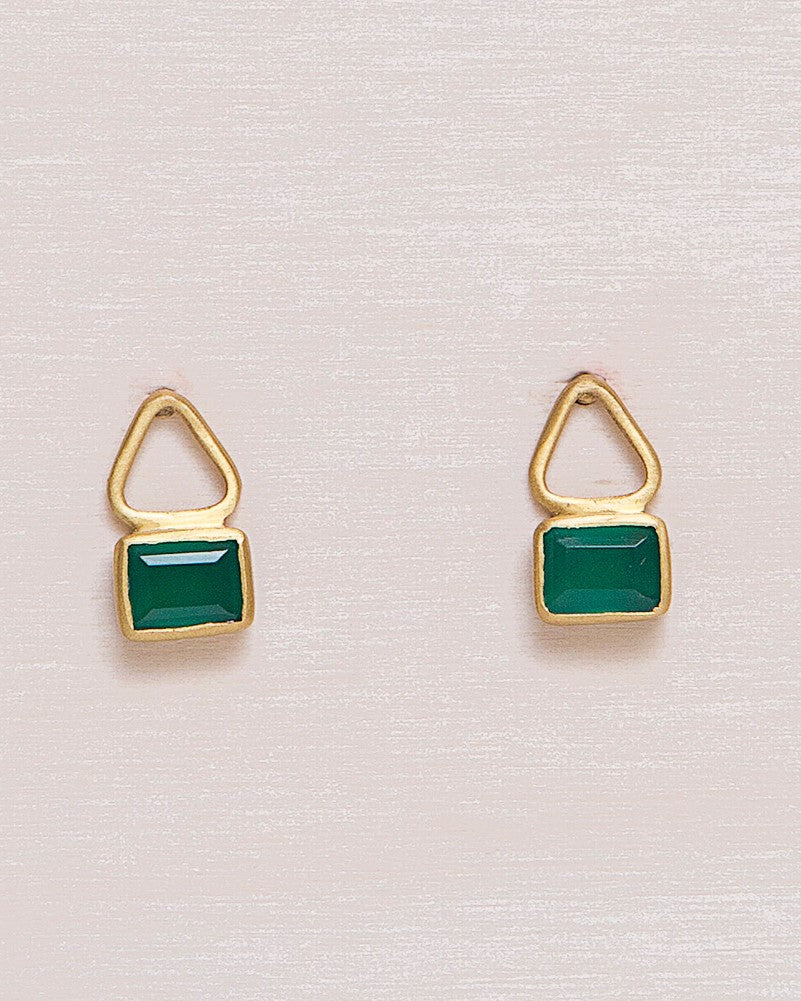 Pendientes en forma geométrica cuadrada y triangular bañados en oro de 18 quilates con piedra semipreciosa incrustada en Ónix Verde de Isla Vurma