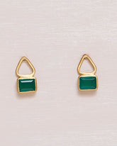 Pendientes en forma geométrica cuadrada y triangular bañados en oro de 18 quilates con piedra semipreciosa incrustada en Ónix Verde de Isla Vurma