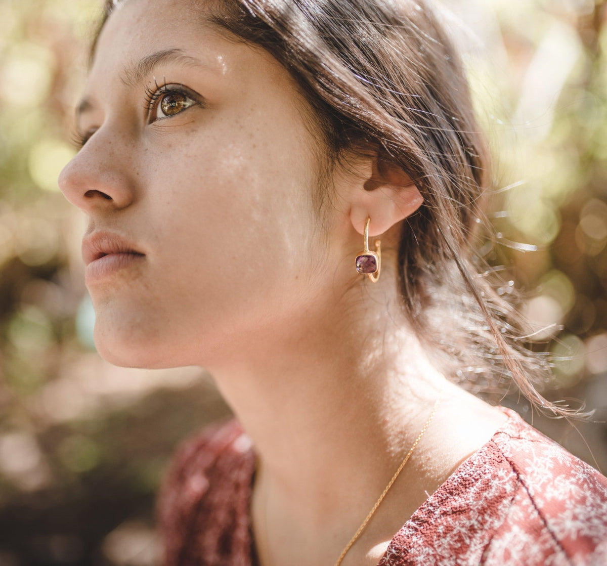 Pendientes dorados con amatista natural pulida y tallada que confieren al aro una tonalidad violeta