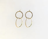 Primer plano de los pendientes bañados en oro de 18k compuesto por dos piezas circulares de Isla Vurma