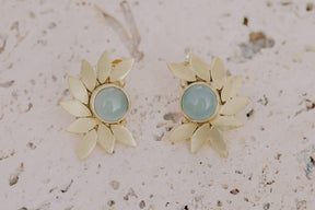 Pendientes bañados en Oro de 18 quilates con piedra semipreciosa Aqua Calcedonia sobre fondo de piedra clara