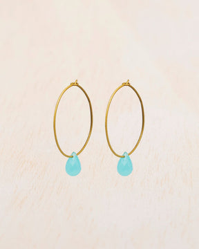 Primer plano de los pendientes en forma de Aro bañado en oro de 18 quilates con piedra semipreciosa Aqua Calcedonia en forma de gota