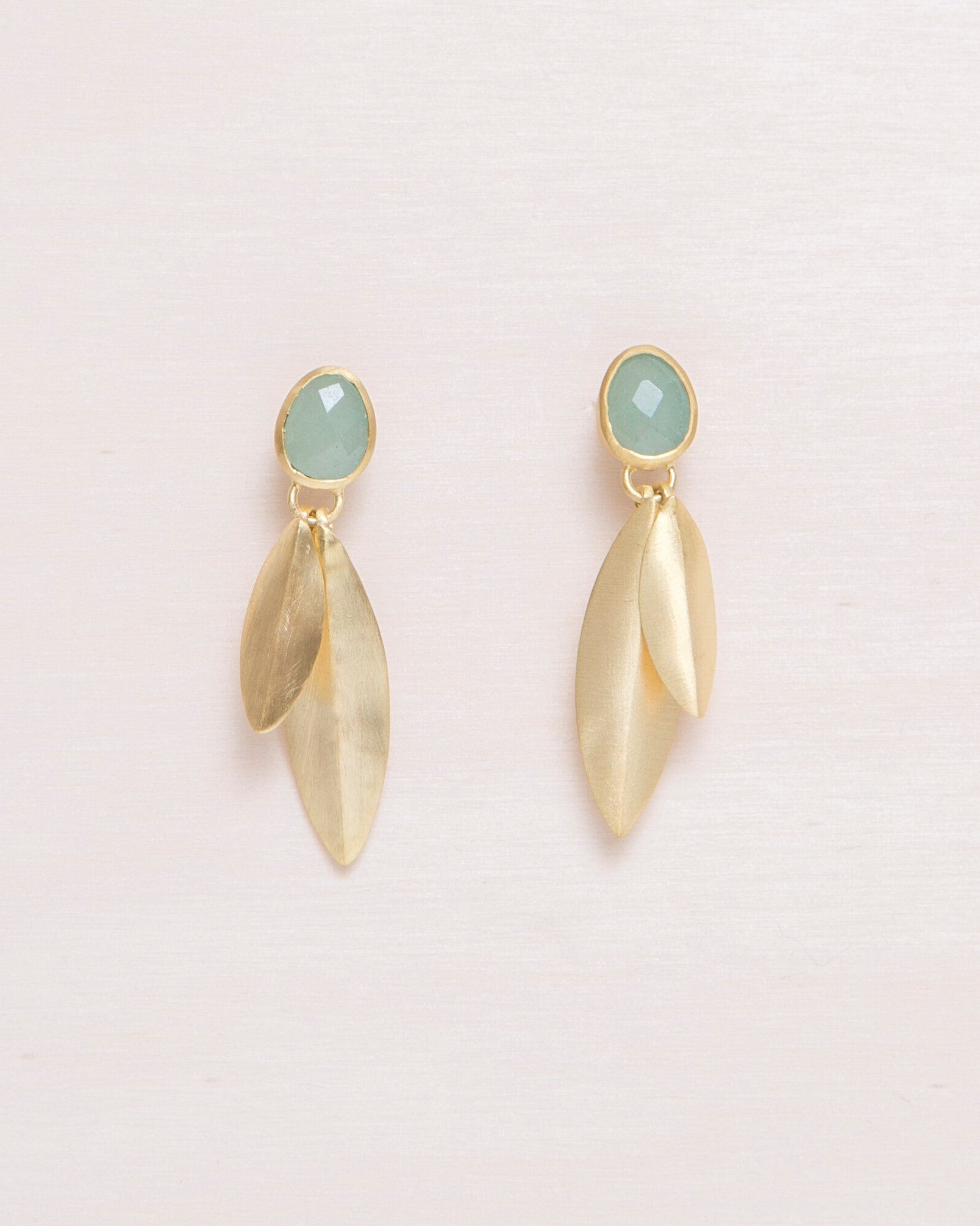 Primer plano de los pendientes en forma de flor con piedra semipreciosa Aventurina Verde de Isla Vurma