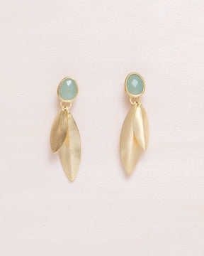 Primer plano de los pendientes en forma de flor con piedra semipreciosa Aventurina Verde de Isla Vurma