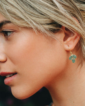 Modelo con pendientes en forma de pétalo con piedra semipreciosa en Jade incrustada y cierre de gancho abierto de Isla Vurma