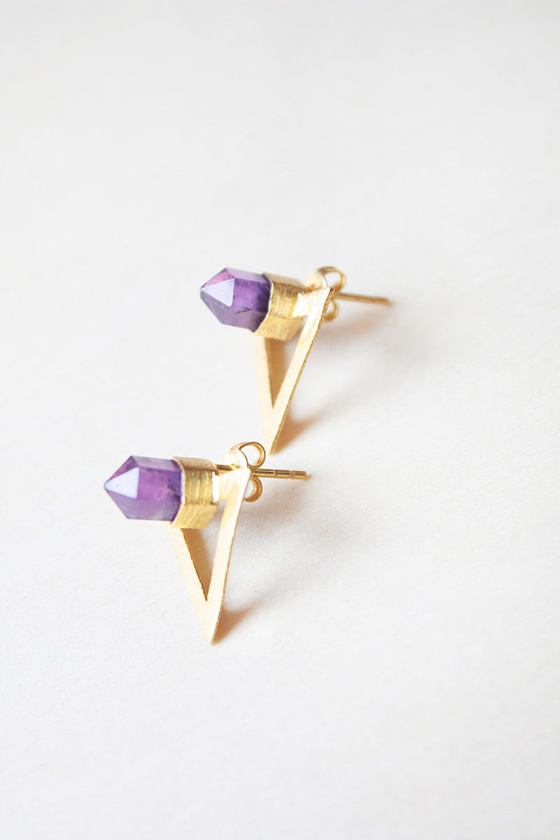 Pendientes de triángulo con amatista natura y cierre en forma de tuerca tradicional.