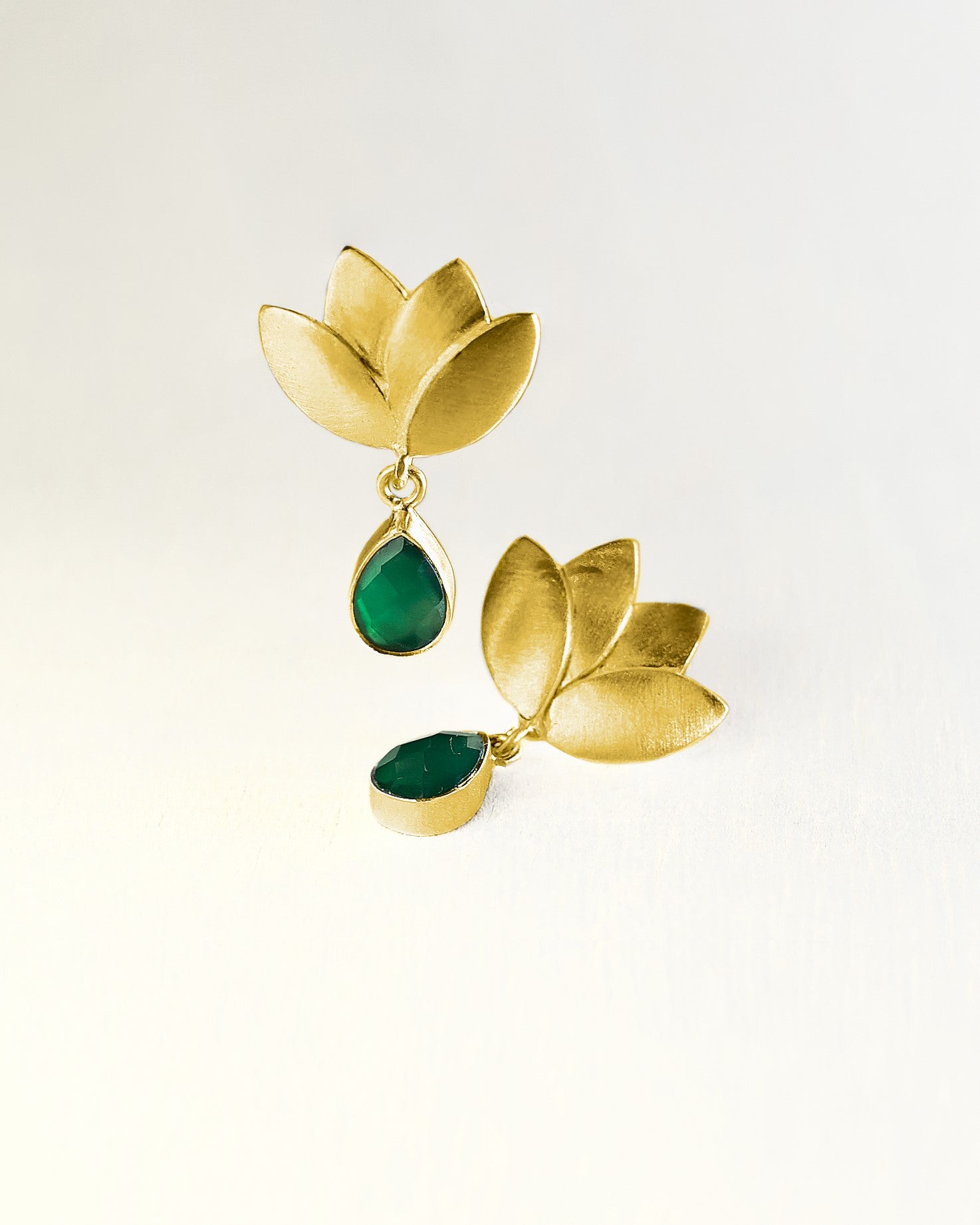 Pendientes dorados en forma de flor de loto y piedra semipreciosa en forma de lágrima Ónix Verde de Isla Vurma