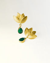 Pendientes dorados en forma de flor de loto y piedra semipreciosa en forma de lágrima Ónix Verde de Isla Vurma