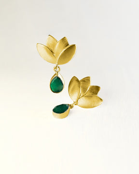 Pendientes dorados en forma de flor de loto y piedra semipreciosa en forma de lágrima Ónix Verde de Isla Vurma