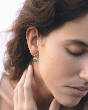 Modelo con pendiente en forma geométrica cuadrada y triangular bañado en oro de 18 quilates con piedra semipreciosa incrustada en Aqua de Isla Vurma