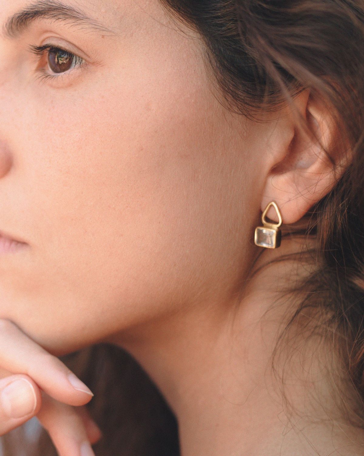 Modelo con pendiente en forma geométrica cuadrada y triangular bañado en oro de 18 quilates con piedra semipreciosa incrustada en Cuarzo Rosa de Isla Vurma