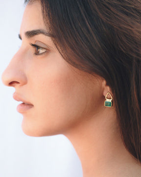 Modelo con pendiente en forma geométrica cuadrada y triangular bañado en oro de 18 quilates con piedra semipreciosa incrustada en Ónix Verde de Isla Vurma