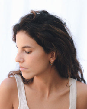 Modelo con pendiente en forma cuadrada y triangular bañado en oro de 18 quilates con piedra semipreciosa incrustada en Aqua de Isla Vurma