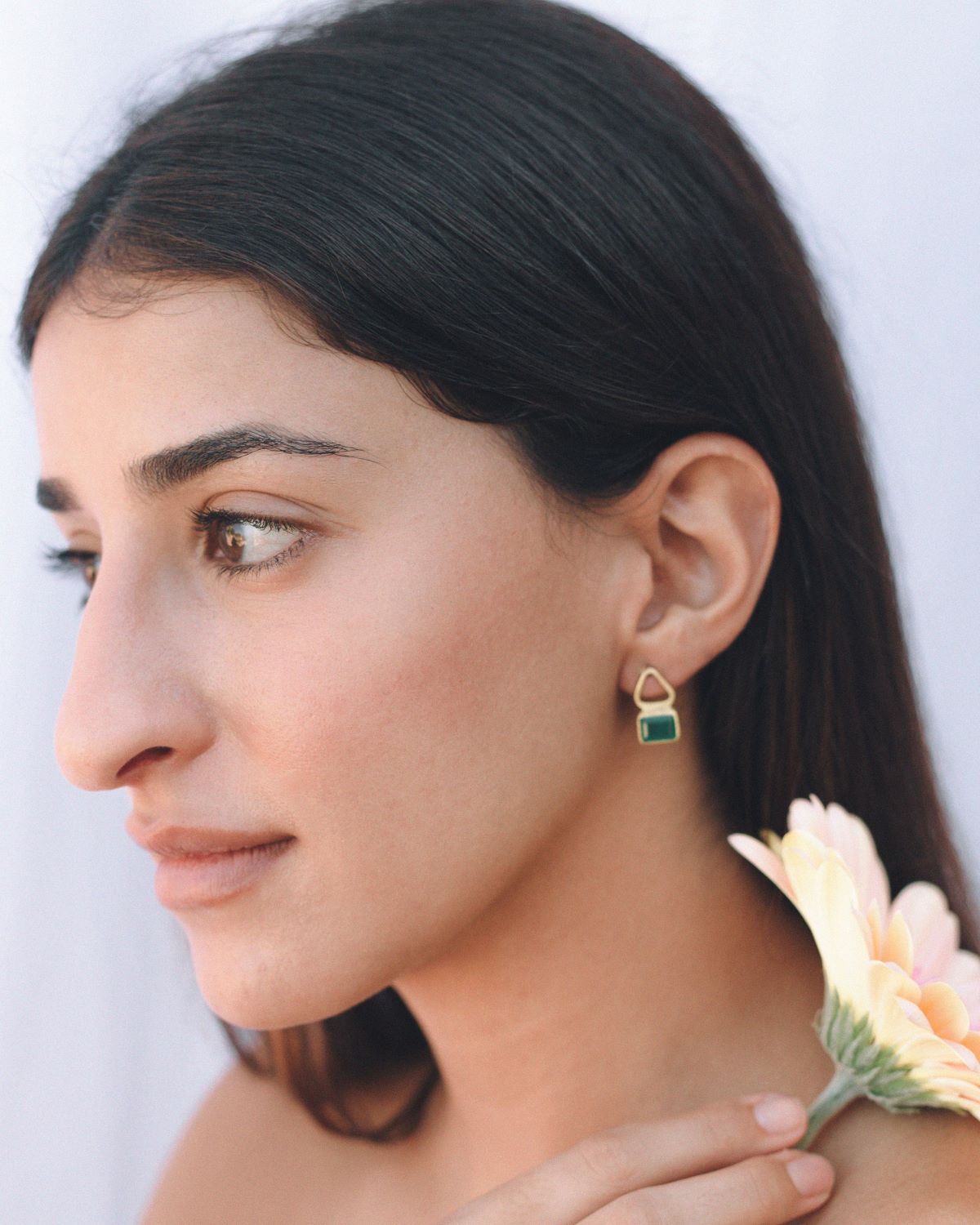 Modelo con pendiente en forma cuadrada y triangular bañado en oro de 18 quilates con piedra semipreciosa incrustada en Ónix Verde de Isla Vurma