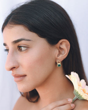 Modelo con pendiente en forma cuadrada y triangular bañado en oro de 18 quilates con piedra semipreciosa incrustada en Ónix Verde de Isla Vurma