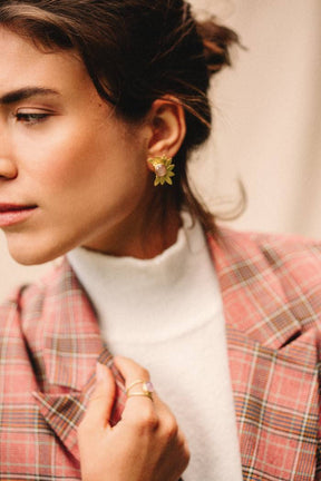 Pendientes bañados en Oro de 18 quilates con piedra semipreciosa Cuarzo Rosa, combinados con anillo y chaqueta rosa