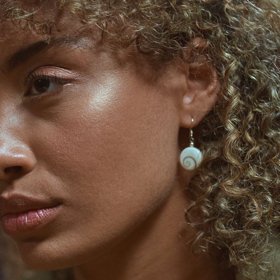 Pendientes artesanales de plata de ley con Ojo de Santa Lucía. Concha formada por espiral natural y montura de plata de ley.