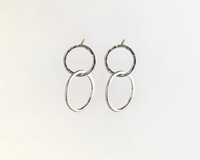 Primer plano de los pendientes plateados compuestos por dos piezas circulares de Isla Vurma