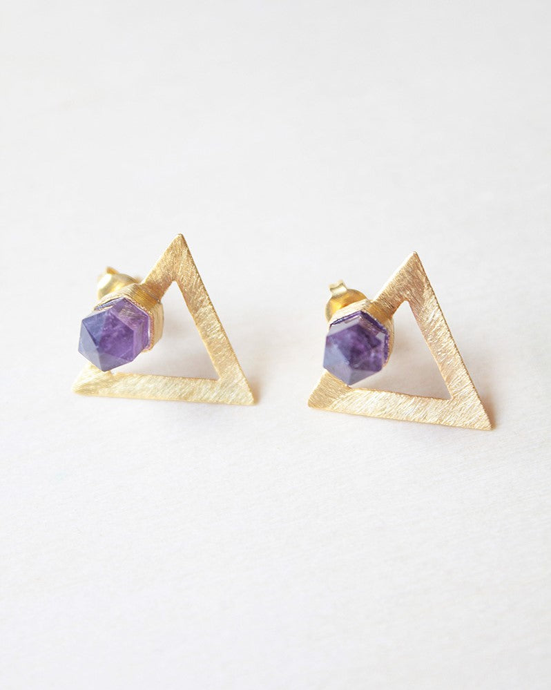 Pendientes triangulares de latón bañados en oro, con amatista natural en formo de cilindro.