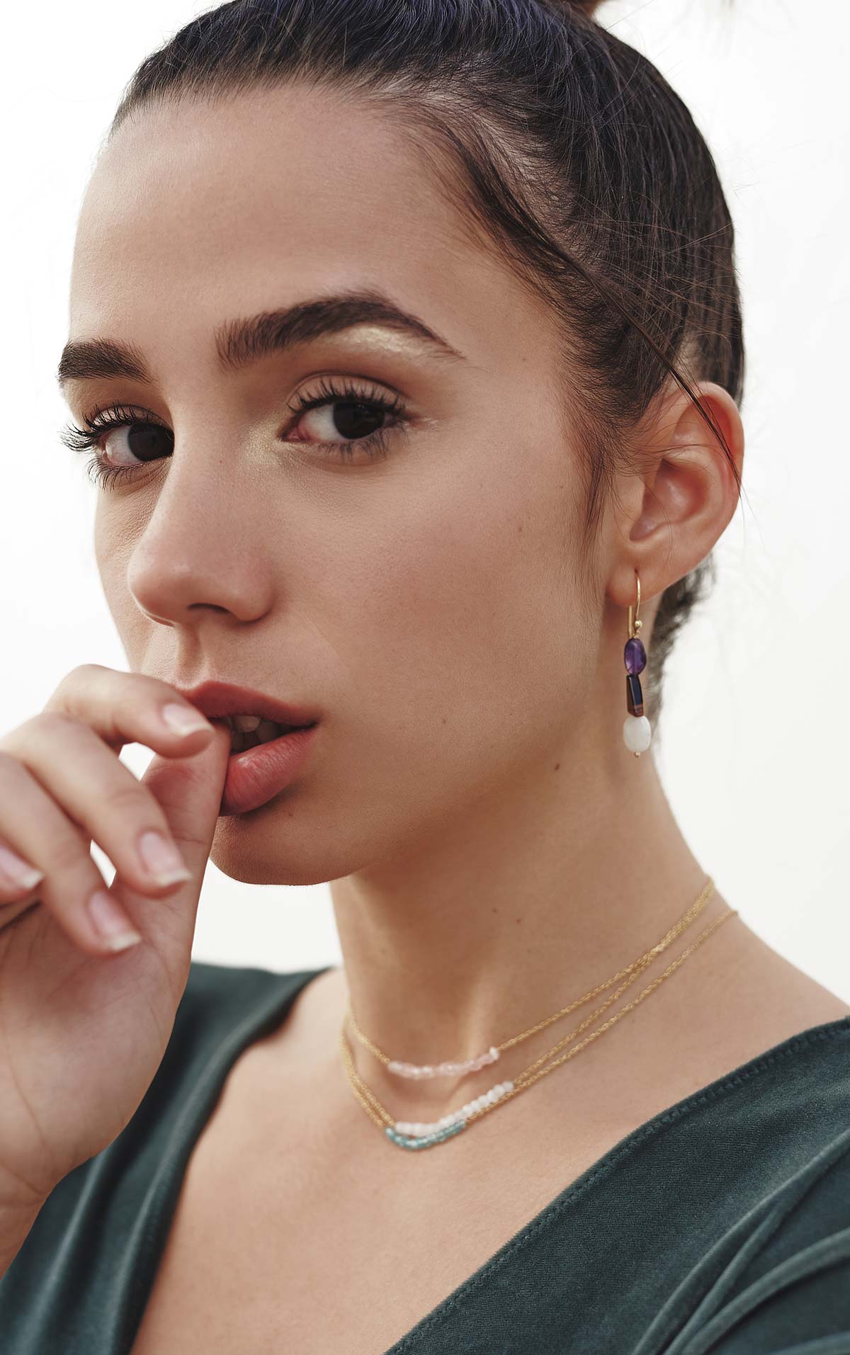 Modelo con conjunto de collares compuestos con pequeñas cuentas de piedra semipreciosa Rose, Aqua Calcedonia y Piedra de Luna, además de unos pendientes de Isla Vurma