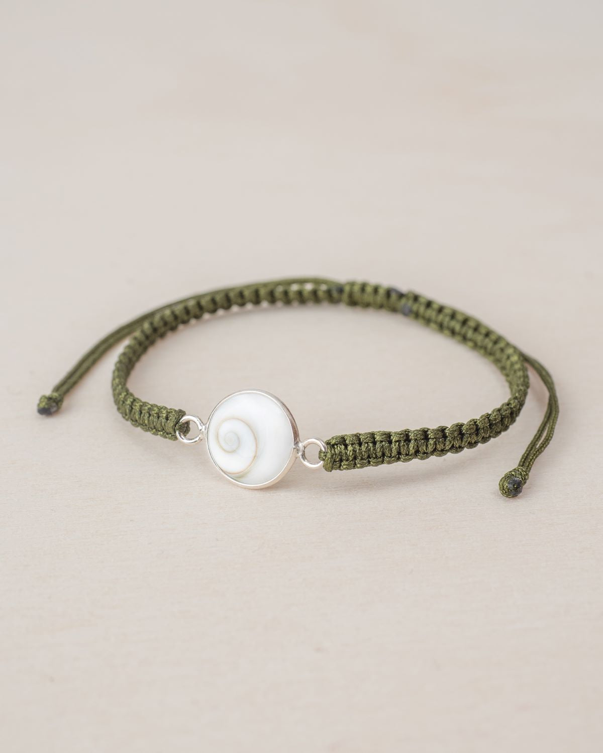 Pulsera Mavra de macramé verde con piedra natural de Santa Lucía bordeada en plata de ley 925
