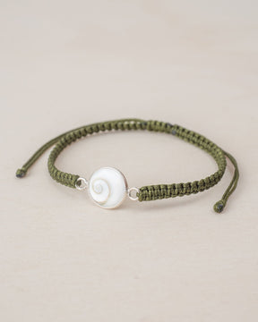 Pulsera Mavra de macramé verde con piedra natural de Santa Lucía bordeada en plata de ley 925