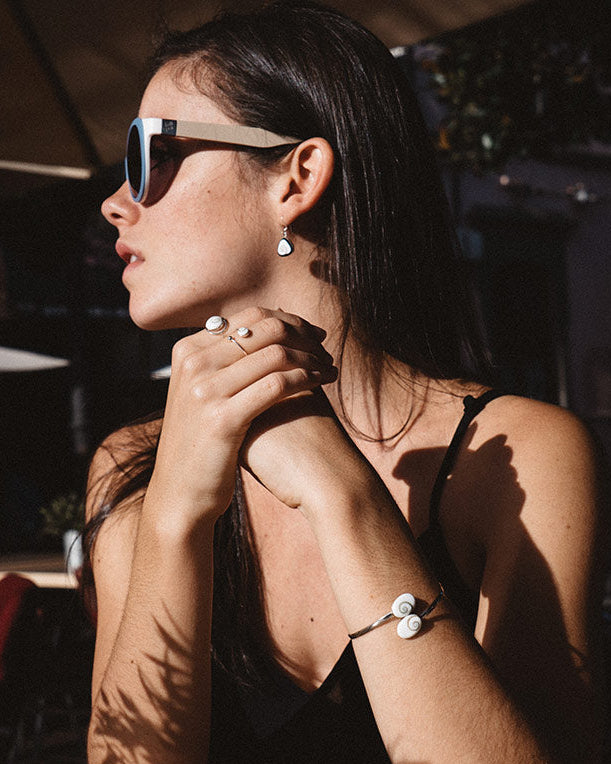 Modelo de perfil luciendo pulsera de plata de ley 925 con piedra de Santa Lucía