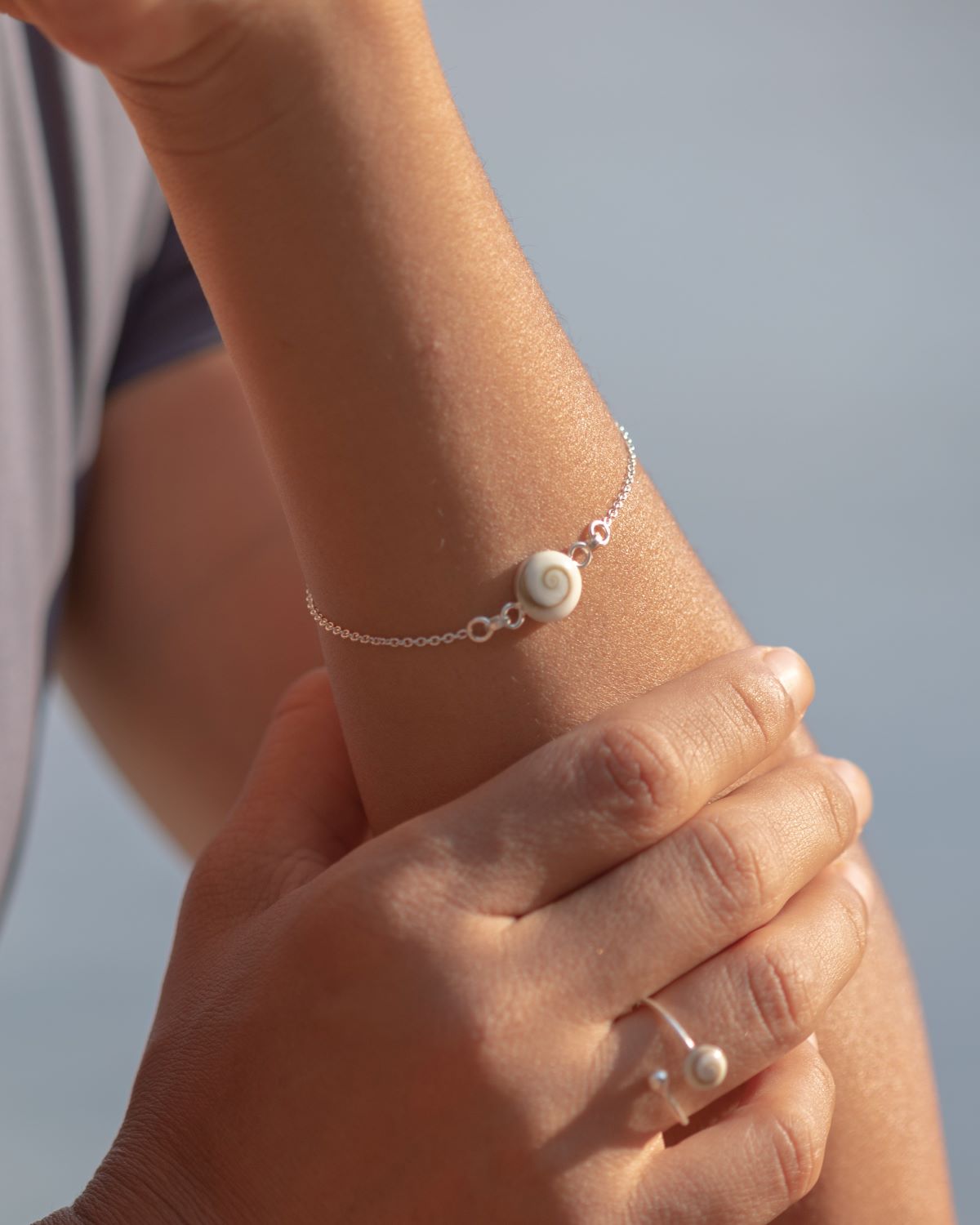 Pulsera de Plata de Ley 925 con concha de Santa Lucía en la muñeca de la modelo