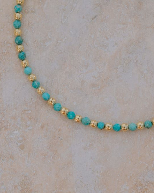Pulsera June con cuentas facetadas de piedra semipreciosa Aqua Calcedonia bañada en oro de 18K