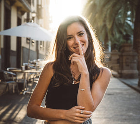 Modelo sonriendo al aire libre luciendo pulsera de plata con piedra natural de Santa Lucía