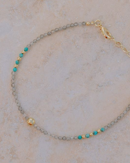 Pulsera June con cuentas facetadas de Labradorita y Aqua Calcedonia bañada en oro de 18K