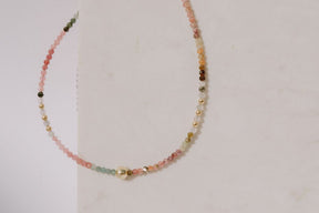 Primer plano de un conjunto compuesto por dos pulseras con cuentas facetadas de piedra semipreciosa en Turmalina Multicolor y bañadas en Oro de 18 quilates con cierre de gancho