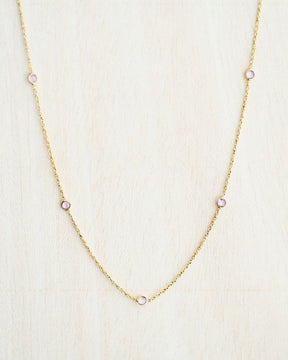 Collar bañado en oro de 18k con piedras de Cuarzo Rosa sobre fondo claro de Isla Vurma 