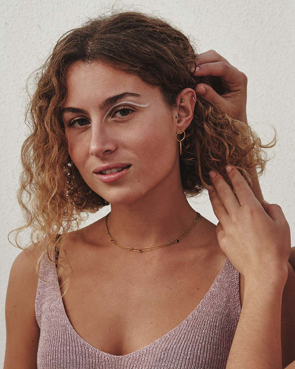 Modelos con el collar de diferentes piedras semipreciosas de Lapislázuli, Cuarzo Rosa, Aqua Calcedonia y Amatista Verde y pendientes dorados de Isla Vurma