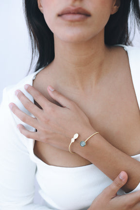 Brazalete bañado en Oro de 18k y piedra preciosa natural Labradorita, diseñado por Vurma en Mallorca